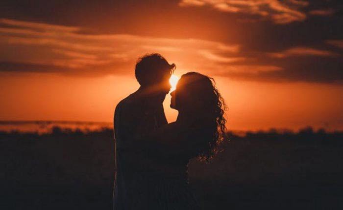 Ngủ mơ thấy hôn người lạ ẩn ý điềm báo gì trong cuộc sống?