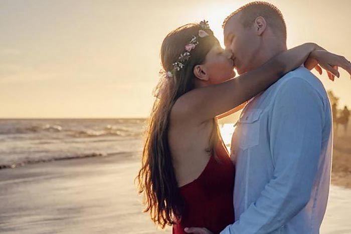 Ngủ mơ thấy hôn người lạ ẩn ý điềm báo gì trong cuộc sống?