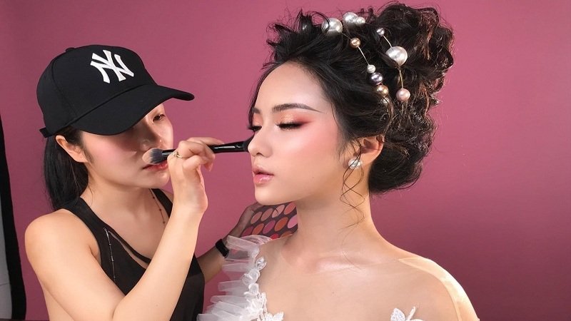 Thấy mình makeup cho người nổi tiếng cho thấy bạn sẽ có bước tiến lớn trong tương lai